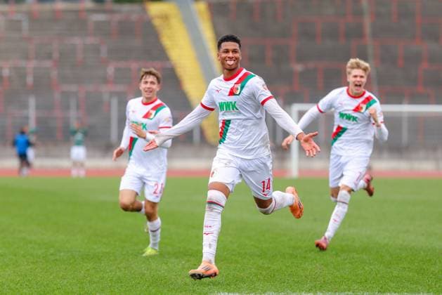 Kevin Nana (14, FC Augsburg II) Tor zum 0 : 1 beim Spiel zwischen TSV Schwaben Augsburg v FC Augsburg II, Fußball, Herren, Regionalliga Bayern, 2025 2026, 13.Spieltag am 12.10.2025 in Augsburg, Rosenaustadion. Bayern Deutschland