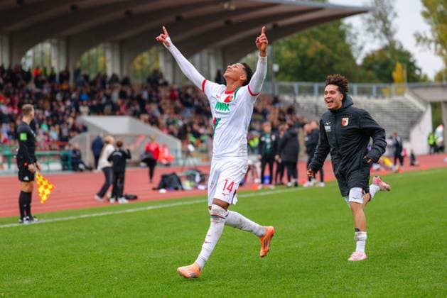Kevin Nana (14, FC Augsburg II) Tor zum 0 : 1 beim Spiel zwischen TSV Schwaben Augsburg v FC Augsburg II, Fußball, Herren, Regionalliga Bayern, 2025 2026, 13.Spieltag am 12.10.2025 in Augsburg, Rosenaustadion. Bayern Deutschland