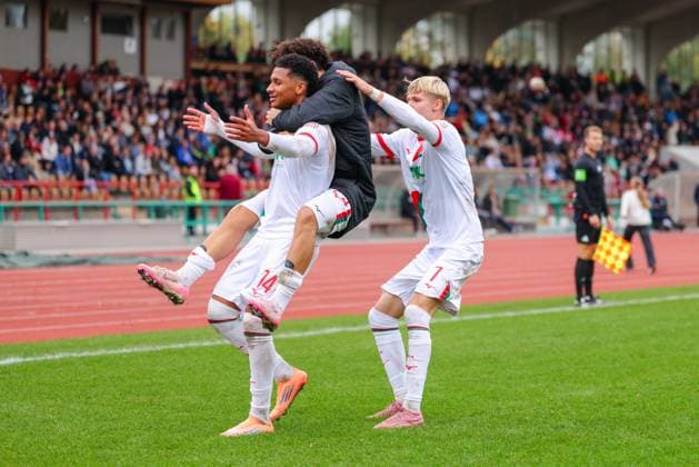 Kevin Nana (14, FC Augsburg II) und Felix Meiser (7, FC Augsburg II) Tor zum 0 : 1 beim Spiel zwischen TSV Schwaben Augsburg v FC Augsburg II, Fußball, Herren, Regionalliga Bayern, 2025 2026, 13.Spieltag am 12.10.2025 in Augsburg, Rosenaustadion. Bayern Deutschland