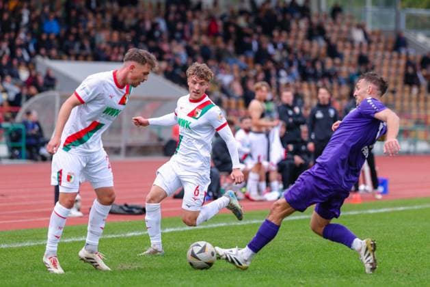 Dominik Lindermeir (6, FC Augsburg II) und Maximilian Heiß (7, TSV Schwaben Augsburg) beim Spiel zwischen TSV Schwaben Augsburg v FC Augsburg II, Fußball, Herren, Regionalliga Bayern, 2025 2026, 13.Spieltag am 12.10.2025 in Augsburg, Rosenaustadion. Bayern Deutschland
