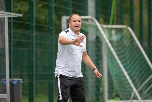 3Fussball, Herren, Saison 2025 2026, COSY-WASCH Landespokal Berlin (3. Hauptrunde), Grünauer BC - Hertha 03 Zehlendorf, Trainer Christof Reimann (Grünau), 12.10. 2025, Copyright: xMatthiasxKochx