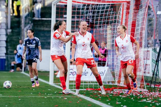 12.10.25, Frauen, Fussball, Google Pixel Frauen Bundesliga, Saison 2025 2026, SC Freiburg - Eintracht Frankfurt, 6. Spieltag Luca-Emily Birkholz ( 23 - SC Freiburg) Jubel über Tor zum 1:1 Freiburg Dreisamstadion BW Deutschland