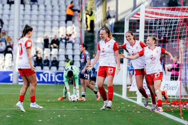 12.10.25, Frauen, Fussball, Google Pixel Frauen Bundesliga, Saison 2025 2026, SC Freiburg - Eintracht Frankfurt, 6. Spieltag Luca-Emily Birkholz ( 23 - SC Freiburg) Jubel über Tor zum 1:1 mit Team Freiburg Dreisamstadion BW Deutschland