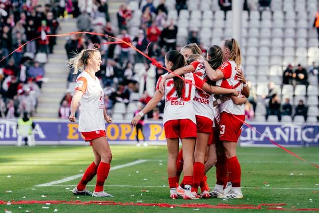 12.10.25, Frauen, Fussball, Google Pixel Frauen Bundesliga, Saison 2025 2026, SC Freiburg - Eintracht Frankfurt, 6. Spieltag Luca-Emily Birkholz ( 23 - SC Freiburg) Jubel über Tor zum 1:1 mit Team Freiburg Dreisamstadion BW Deutschland