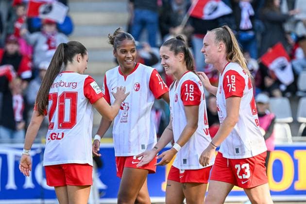 Jubel zum Tor zum 3:2 durch Selina Vobian (SC Freiburg Frauen, 10) mit Julia Stierli (SC Freiburg Frauen, 05), Leela Egli (SC Freiburg Frauen, 20), Alina Axtmann (SC Freiburg Frauen, 03), Aurelie Csillag (SC Freiburg Frauen, 17) GER, SC Freiburg - Eintracht Frankfurt, Frauen-Fussball, Google Pixel Frauen-Bundesliga, 6. Spieltag, Saison 2025 2026, 12.10.2025 DFB REGULATIONS PROHIBIT ANY USE OF PHOTOGRAPHS AS IMAGE SEQUENCES AND OR QUASI-VIDEO GER, SC Freiburg - Eintracht Frankfurt, Frauen-Fussball, Google Pixel Frauen-Bundesliga, 6. Spieltag, Saison 2025 2026, 12.10.2025 Freiburg Copyright: xEibner-Pressefoto ThomasxHessx EP_THS
