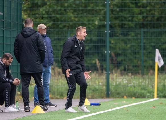 Fussball, Herren, Saison 2025 2026, COSY-WASCH Landespokal Berlin (3. Hauptrunde), Grünauer BC - Hertha 03 Zehlendorf, Trainer Tilmann Käpnick (Hertha 03 Zehlendorf), 12.10. 2025, Copyright: xMatthiasxKochx