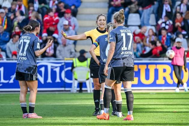 Ereleta Memeti (Eintracht Frankfurt, 27), Elisa Senss (Eintracht Frankfurt, 06), Pia-Sophie Wolter (Eintracht Frankfurt, 17) sind mit der Entscheidung von Karoline Wacker (Schiedsrichterin) nicht einverstanden und haben Gespraechsbedarf. GER, SC Freiburg - Eintracht Frankfurt, Frauen-Fussball, Google Pixel Frauen-Bundesliga, 6. Spieltag, Saison 2025 2026, 12.10.2025 DFB REGULATIONS PROHIBIT ANY USE OF PHOTOGRAPHS AS IMAGE SEQUENCES AND OR QUASI-VIDEO GER, SC Freiburg - Eintracht Frankfurt, Frauen-Fussball, Google Pixel Frauen-Bundesliga, 6. Spieltag, Saison 2025 2026, 12.10.2025 Freiburg Copyright: xEibner-Pressefoto ThomasxHessx EP_THS