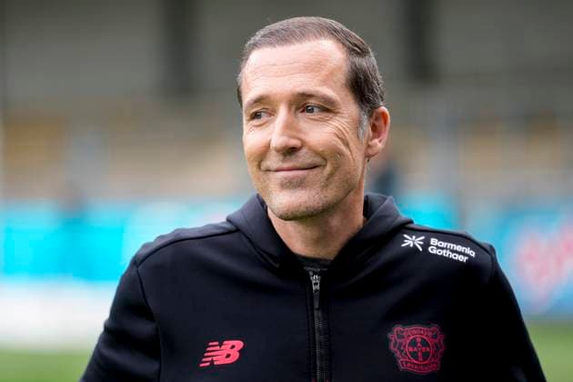 Roberto Pätzold (Trainer, Cheftrainer, B04), Einzelbild, Einzelfoto, Aktion, Action, Freude, freuen, freut sich, freundlich, fröhlich, glücklich, strahlend, optimistisch, 12.10.2025, Sinsheim (Hoffenheim) (Deutschland), Fussball, Google Pixel Frauen-Bundesliga, TSG 1899 Hoffenheim - Bayer 04 Leverkusen, DFB DFL REGULATIONS PROHIBIT ANY USE OF PHOTOGRAPHS AS IMAGE SEQUENCES AND OR QUASI-VIDEO.
