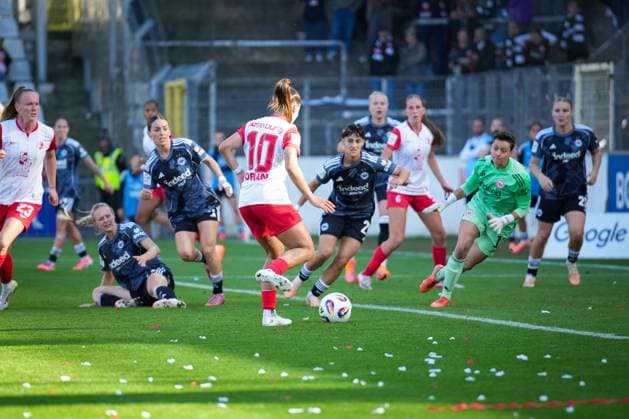 Fussball, Google Pixel Frauen-Bundesliga, 6 .Spieltag, 2025 2026, SC Freiburg vs. Eintracht Frankfurt, Dreisamstadion, Freiburg,: Selina Vobian (SC Freiburg, Frauen 10) Tor, Torjubel, Emotionen, Torschuss, Freude, Jubel, Freiburg Dreisamstadion Baden-Württemberg Deutschland Copyright: xFINLEYxMÖRCHx