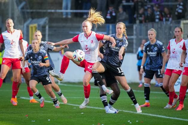 Fussball, Google Pixel Frauen-Bundesliga, 6 .Spieltag, 2025 2026, SC Freiburg vs. Eintracht Frankfurt, Dreisamstadion, Freiburg,: Lisa Kolb (SC Freiburg, Frauen 22) Amanda Llestedt (Eintracht Frankfurt, 13) Freiburg Dreisamstadion Baden-Württemberg Deutschland Copyright: xFINLEYxMÖRCHx