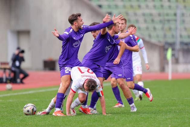 David Deger (21, FC Augsburg II) und Team (TSV Schwaben Augsburg) beim Spiel zwischen TSV Schwaben Augsburg v FC Augsburg II, Fußball, Herren, Regionalliga Bayern, 2025 2026, 13.Spieltag am 12.10.2025 in Augsburg, Rosenaustadion. Bayern Deutschland