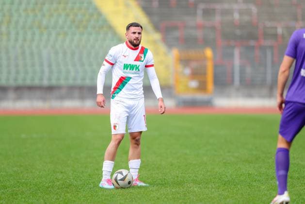 Kristijan Taseski (13, FC Augsburg II) beim Freistoß beim Spiel zwischen TSV Schwaben Augsburg v FC Augsburg II, Fußball, Herren, Regionalliga Bayern, 2025 2026, 13.Spieltag am 12.10.2025 in Augsburg, Rosenaustadion. Bayern Deutschland
