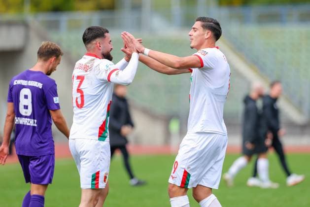 David Dreo (9, FC Augsburg II) und Kristijan Taseski (13, FC Augsburg II) freuen sich über den Sieg beim Spiel zwischen TSV Schwaben Augsburg v FC Augsburg II, Fußball, Herren, Regionalliga Bayern, 2025 2026, 13.Spieltag am 12.10.2025 in Augsburg, Rosenaustadion. Bayern Deutschland