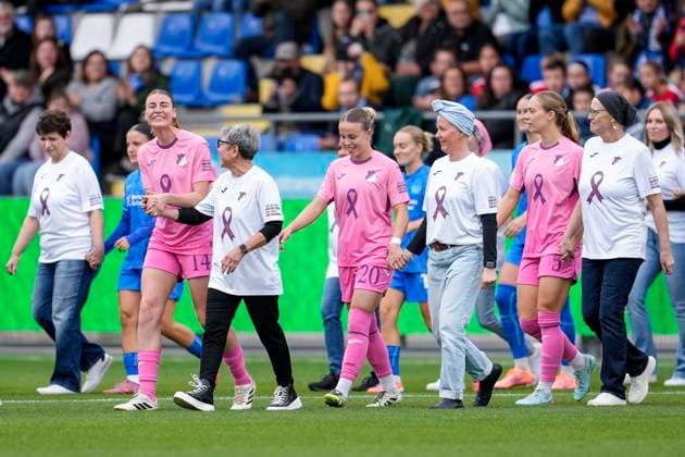 v.li.: Die Spielerinnen Lisa Doorn (TSG, 14), Laura Gloning (TSG, 20) und Jamilla Sofia Rankin (TSG, 5) laufen zum Aktionsspieltag statt mit Einlaufkindern mit betroffenen Brustkrebspatientinnen ein, Einlaufen, im pinken Sondertrikot zum Pink October im Brustkrebsmonat Oktober (Breast Cancer Awareness Month), um Vorbeugung, Erforschung und Behandlung von Brustkrebs in das öffentliche Bewusstsein zu rücken, Rosa Schleife, 12.10.2025, Sinsheim (Hoffenheim) (Deutschland), Fussball, Google Pixel Frauen-Bundesliga, TSG 1899 Hoffenheim - Bayer 04 Leverkusen, DFB DFL REGULATIONS PROHIBIT ANY USE OF PHOTOGRAPHS AS IMAGE SEQUENCES AND OR QUASI-VIDEO.