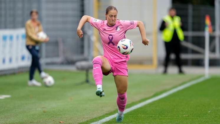 Jamilla Sofia Rankin (TSG, 5), am Ball, Freisteller, Ganzkörper, Einzelbild, Einzelfoto, Aktion, Action, im pinken Sondertrikot zum Pink October im Brustkrebsmonat Oktober (Breast Cancer Awareness Month), um Vorbeugung, Erforschung und Behandlung von Brustkrebs in das öffentliche Bewusstsein zu rücken, Rosa Schleife, 12.10.2025, Sinsheim (Hoffenheim) (Deutschland), Fussball, Google Pixel Frauen-Bundesliga, TSG 1899 Hoffenheim - Bayer 04 Leverkusen, DFB DFL REGULATIONS PROHIBIT ANY USE OF PHOTOGRAPHS AS IMAGE SEQUENCES AND OR QUASI-VIDEO.