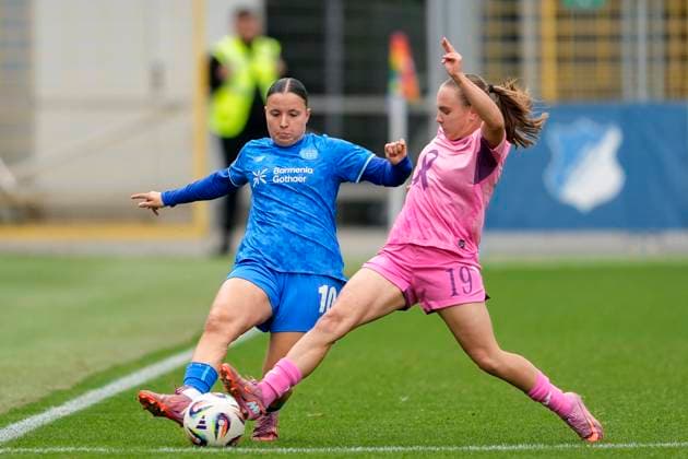 v.li.: Estrella Merino Gonzalez (B04, 10), Marie Steiner (TSG, 19), Zweikampf, Spielszene, Duell, duel, tackle, tackling, Dynamik, Action, Aktion, 12.10.2025, Sinsheim (Hoffenheim) (Deutschland), Fussball, Google Pixel Frauen-Bundesliga, TSG 1899 Hoffenheim - Bayer 04 Leverkusen, DFB DFL REGULATIONS PROHIBIT ANY USE OF PHOTOGRAPHS AS IMAGE SEQUENCES AND OR QUASI-VIDEO.
