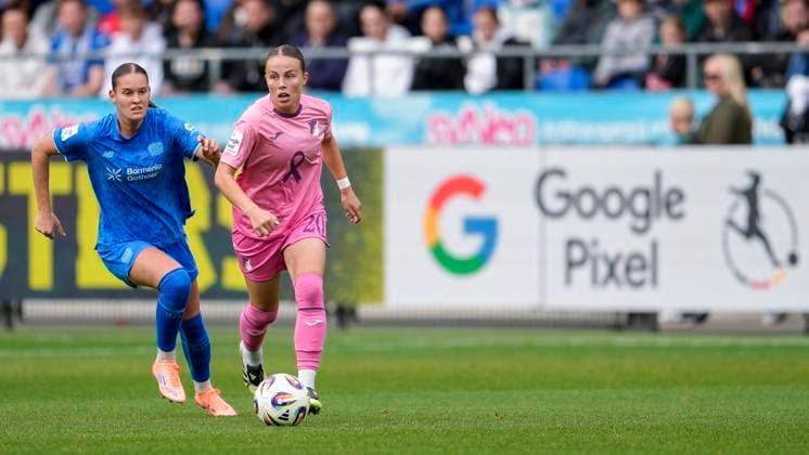 v.li.: Valentina Mädl (B04, 17), Laura Gloning (TSG, 20), Zweikampf, Spielszene, Duell, duel, tackle, tackling, Dynamik, Action, Aktion, 12.10.2025, Sinsheim (Hoffenheim) (Deutschland), Fussball, Google Pixel Frauen-Bundesliga, TSG 1899 Hoffenheim - Bayer 04 Leverkusen, DFB DFL REGULATIONS PROHIBIT ANY USE OF PHOTOGRAPHS AS IMAGE SEQUENCES AND OR QUASI-VIDEO.