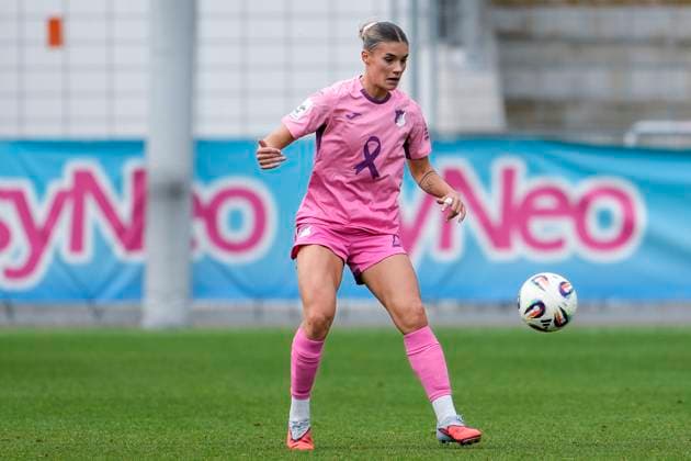 Selina Cerci (TSG, 29), am Ball, Freisteller, Ganzkörper, Einzelbild, Einzelfoto, Aktion, Action, im pinken Sondertrikot zum Pink October im Brustkrebsmonat Oktober (Breast Cancer Awareness Month), um Vorbeugung, Erforschung und Behandlung von Brustkrebs in das öffentliche Bewusstsein zu rücken, Rosa Schleife, 12.10.2025, Sinsheim (Hoffenheim) (Deutschland), Fussball, Google Pixel Frauen-Bundesliga, TSG 1899 Hoffenheim - Bayer 04 Leverkusen, DFB DFL REGULATIONS PROHIBIT ANY USE OF PHOTOGRAPHS AS IMAGE SEQUENCES AND OR QUASI-VIDEO.