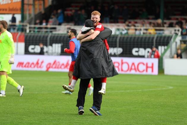 Fußball I Herren I Saison 2025 2026 I Regionalliga Nord I 14. Spieltag I VfB Lübeck - HSC Hannover I 12.10.2025 Lasse von Boetticher (28, HSC Hannover) feiert den Sieg Lübeck Stadion an der Lohmühle Schleswig-Holstein Deutschland Copyright: xLobeca VivianxPfaffx