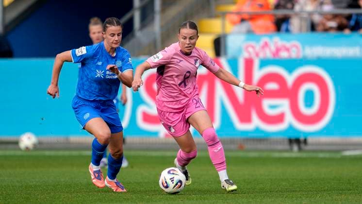 v.li.: Katharina Piljic (B04, 6), Laura Gloning (TSG, 20), Zweikampf, Spielszene, Duell, duel, tackle, tackling, Dynamik, Action, Aktion, 12.10.2025, Sinsheim (Hoffenheim) (Deutschland), Fussball, Google Pixel Frauen-Bundesliga, TSG 1899 Hoffenheim - Bayer 04 Leverkusen, DFB DFL REGULATIONS PROHIBIT ANY USE OF PHOTOGRAPHS AS IMAGE SEQUENCES AND OR QUASI-VIDEO.