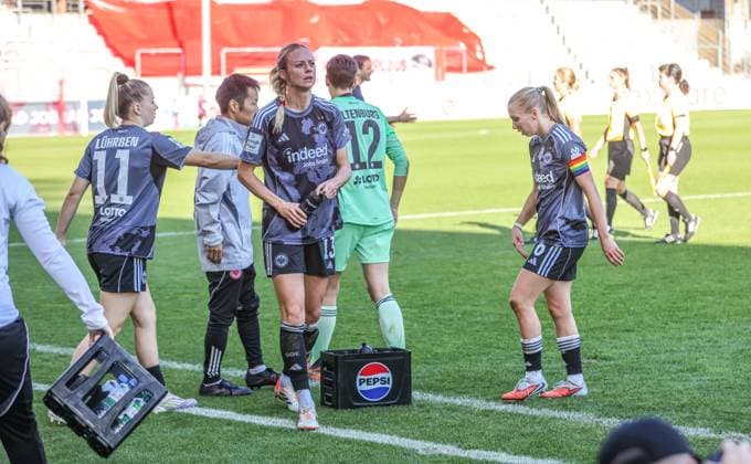 DEU, Freiburg, SC Freiburg vs Eintracht Frankfurt, Google Pixel Bundesliga, DFB, Dreisamstadion, 6. Spieltag, im Bild: Enttäuschung bei Eintracht Frankfurt um Amanda Ilestedt (Eintracht Frankfurt 13) nach der Niederlage DFB DFL REGULATIONS PROHIBIT ANY USE OF PHOTOGRAPHS AS IMAGE SEQUENCES AND OR QUASI-VIDEO, 12.10.2025, Copyright: HMBxMedia HendrikxHamelau