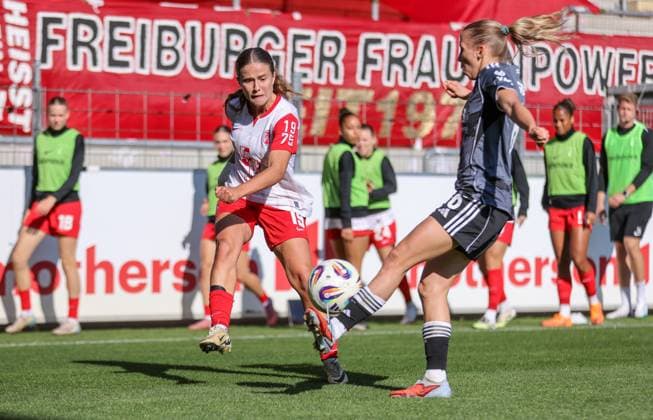 DEU, Freiburg, SC Freiburg vs Eintracht Frankfurt, Google Pixel Bundesliga, DFB, Dreisamstadion, 6. Spieltag, im Bild v.l.n.r: Nia Szenk (SC Freiburg 19), Elisa Senß (Eintracht Frankfurt 6) DFB DFL REGULATIONS PROHIBIT ANY USE OF PHOTOGRAPHS AS IMAGE SEQUENCES AND OR QUASI-VIDEO, 12.10.2025, Copyright: HMBxMedia HendrikxHamelau