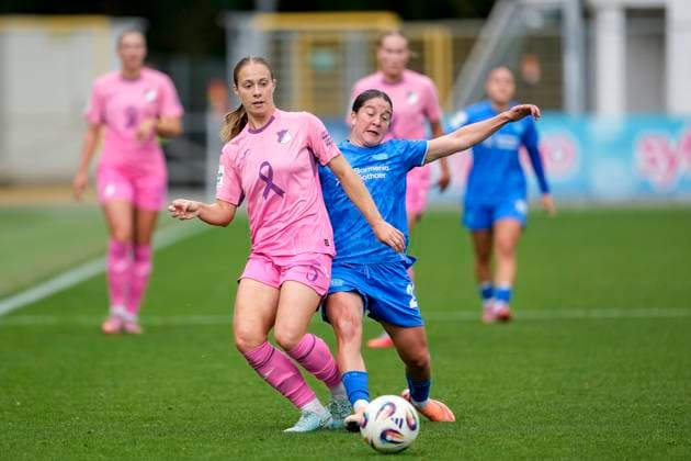 v.li.: Jamilla Sofia Rankin (TSG, 5), Ruby Grant (B04, 22), Zweikampf, Spielszene, Duell, duel, tackle, tackling, Dynamik, Action, Aktion, im pinken Sondertrikot zum Pink October im Brustkrebsmonat Oktober (Breast Cancer Awareness Month), um Vorbeugung, Erforschung und Behandlung von Brustkrebs in das öffentliche Bewusstsein zu rücken, Rosa Schleife, 12.10.2025, Sinsheim (Hoffenheim) (Deutschland), Fussball, Google Pixel Frauen-Bundesliga, TSG 1899 Hoffenheim - Bayer 04 Leverkusen, DFB DFL REGULATIONS PROHIBIT ANY USE OF PHOTOGRAPHS AS IMAGE SEQUENCES AND OR QUASI-VIDEO.
