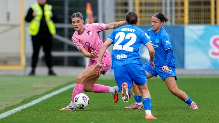 v.li.: Selina Cerci (TSG, 29), Ruby Grant (B04, 22), Estrella Merino Gonzalez (B04, 10), Zweikampf, Spielszene, Duell, duel, tackle, tackling, Dynamik, Action, Aktion, 12.10.2025, Sinsheim (Hoffenheim) (Deutschland), Fussball, Google Pixel Frauen-Bundesliga, TSG 1899 Hoffenheim - Bayer 04 Leverkusen, DFB DFL REGULATIONS PROHIBIT ANY USE OF PHOTOGRAPHS AS IMAGE SEQUENCES AND OR QUASI-VIDEO.
