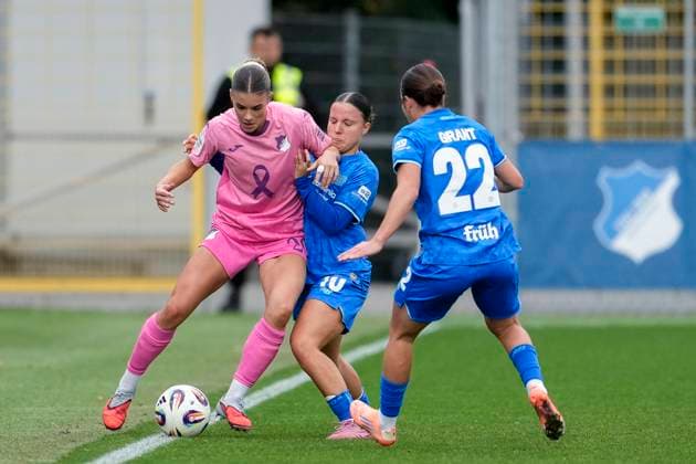 v.li.: Selina Cerci (TSG, 29), Estrella Merino Gonzalez (B04, 10), Ruby Grant (B04, 22), Zweikampf, Spielszene, Duell, duel, tackle, tackling, Dynamik, Action, Aktion, im pinken Sondertrikot zum Pink October im Brustkrebsmonat Oktober (Breast Cancer Awareness Month), um Vorbeugung, Erforschung und Behandlung von Brustkrebs in das öffentliche Bewusstsein zu rücken, Rosa Schleife, 12.10.2025, Sinsheim (Hoffenheim) (Deutschland), Fussball, Google Pixel Frauen-Bundesliga, TSG 1899 Hoffenheim - Bayer 04 Leverkusen, DFB DFL REGULATIONS PROHIBIT ANY USE OF PHOTOGRAPHS AS IMAGE SEQUENCES AND OR QUASI-VIDEO.