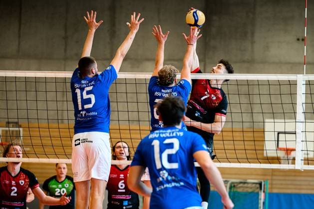 Ludwigsburg: DVV Pokal - 25 26 - MTV Ludwigsburg - ASV Dachau v.li. Fabian Suck (Dachau), Severin Brandt (Dachau), Tim Koepfli Köpfli (Ludwigsburg) Ludwigsburg Innenstadtsporthalle Baden-Württemberg Deutschland