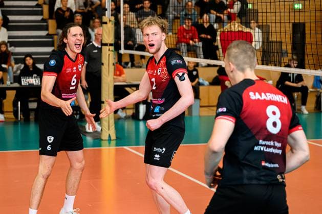 Ludwigsburg: DVV Pokal - 25 26 - MTV Ludwigsburg - ASV Dachau Ben-Simon Bonin (Ludwigsburg), Philipp Herrmann (Ludwigsburg), Tomi Saarinen (Ludwigsburg) Jubel Freude Emotion Ludwigsburg Innenstadtsporthalle Baden-Württemberg Deutschland