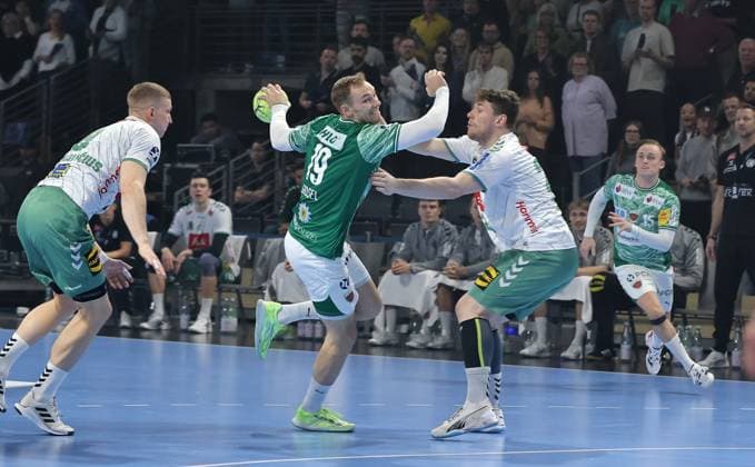 Mathias Gidsel am Ball, Philipp Vorlicek Zweikampf Spielszene Aktion Handball HBL Bundesliga Herren 8. Spieltag Saison 2025 2026 12.10.2025 Füchse Berlin vs TSV GWD Minden