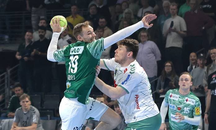 Mathias Gidsel am Ball, Philipp Vorlicek Zweikampf Spielszene Aktion Handball HBL Bundesliga Herren 8. Spieltag Saison 2025 2026 12.10.2025 Füchse Berlin vs TSV GWD Minden