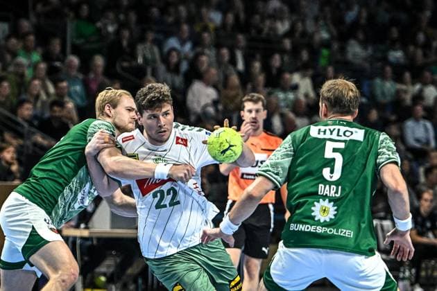 12.10.2025, xlakx, Handball Daikin HBL, Fuechse Berlin - GWD Minden v.l. Matthes Langhoff (Fuechse Berlin), Philipp Vorlicek (GWD Minden), Max Darj (Fuechse Berlin) Zweikampf, Duell, Kampf, tackle Berlin