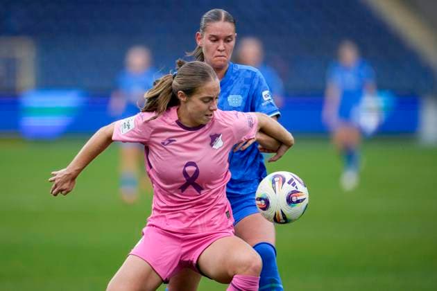 v.li.: Jamilla Sofia Rankin (TSG, 5), Valentina Mädl (B04, 17), Zweikampf, Spielszene, Duell, duel, tackle, tackling, Dynamik, Action, Aktion, im pinken Sondertrikot zum Pink October im Brustkrebsmonat Oktober (Breast Cancer Awareness Month), um Vorbeugung, Erforschung und Behandlung von Brustkrebs in das öffentliche Bewusstsein zu rücken, Rosa Schleife, 12.10.2025, Sinsheim (Hoffenheim) (Deutschland), Fussball, Google Pixel Frauen-Bundesliga, TSG 1899 Hoffenheim - Bayer 04 Leverkusen, DFB DFL REGULATIONS PROHIBIT ANY USE OF PHOTOGRAPHS AS IMAGE SEQUENCES AND OR QUASI-VIDEO.