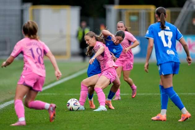 v.li.: Jamilla Sofia Rankin (TSG, 5), Ruby Grant (B04, 22), Zweikampf, Spielszene, Duell, duel, tackle, tackling, Dynamik, Action, Aktion, 12.10.2025, Sinsheim (Hoffenheim) (Deutschland), Fussball, Google Pixel Frauen-Bundesliga, TSG 1899 Hoffenheim - Bayer 04 Leverkusen, DFB DFL REGULATIONS PROHIBIT ANY USE OF PHOTOGRAPHS AS IMAGE SEQUENCES AND OR QUASI-VIDEO.
