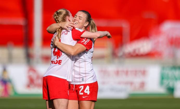 DEU, Freiburg, SC Freiburg vs Eintracht Frankfurt, Google Pixel Bundesliga, DFB, Dreisamstadion, 6. Spieltag, im Bild: Der SC Freiburg gewinnt mit 3:2 nach Toren gegen Eintracht Frankfurt, Jubel und Freude bei Meret Felde (SC Freiburg 4) und Ingibjörg Sigurdardottir (SC Freiburg 24) DFB DFL REGULATIONS PROHIBIT ANY USE OF PHOTOGRAPHS AS IMAGE SEQUENCES AND OR QUASI-VIDEO, 12.10.2025, Copyright: HMBxMedia HendrikxHamelau