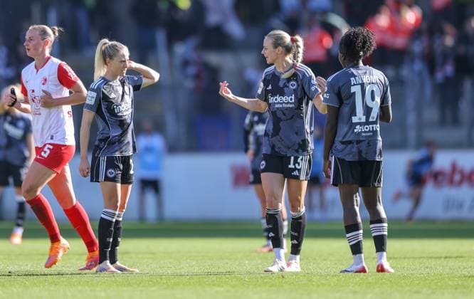 DEU, Freiburg, SC Freiburg vs Eintracht Frankfurt, Google Pixel Bundesliga, DFB, Dreisamstadion, 6. Spieltag, im Bild: Enttäuschung und Frust über das Spiel in Freiburg bei Rebecka Blomqvist (Eintracht Frankfurt 28), Amanda Ilestedt (Eintracht Frankfurt 13) und Nicole Anyomi (Eintracht Frankfurt 19) DFB DFL REGULATIONS PROHIBIT ANY USE OF PHOTOGRAPHS AS IMAGE SEQUENCES AND OR QUASI-VIDEO, 12.10.2025, Copyright: HMBxMedia HendrikxHamelau