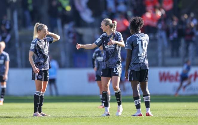 DEU, Freiburg, SC Freiburg vs Eintracht Frankfurt, Google Pixel Bundesliga, DFB, Dreisamstadion, 6. Spieltag, im Bild: Enttäuschung und Frust über das Spiel in Freiburg bei Rebecka Blomqvist (Eintracht Frankfurt 28), Amanda Ilestedt (Eintracht Frankfurt 13) und Nicole Anyomi (Eintracht Frankfurt 19) DFB DFL REGULATIONS PROHIBIT ANY USE OF PHOTOGRAPHS AS IMAGE SEQUENCES AND OR QUASI-VIDEO, 12.10.2025, Copyright: HMBxMedia HendrikxHamelau