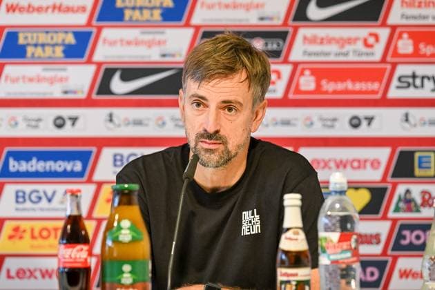 Niko Arnautis (Eintracht Frankfurt, Cheftrainer) bei der Pressekonfernez nach dem Spiel. GER, SC Freiburg - Eintracht Frankfurt, Frauen-Fussball, Google Pixel Frauen-Bundesliga, 6. Spieltag, Saison 2025 2026, 12.10.2025 DFB REGULATIONS PROHIBIT ANY USE OF PHOTOGRAPHS AS IMAGE SEQUENCES AND OR QUASI-VIDEO GER, SC Freiburg - Eintracht Frankfurt, Frauen-Fussball, Google Pixel Frauen-Bundesliga, 6. Spieltag, Saison 2025 2026, 12.10.2025 Freiburg Copyright: xEibner-Pressefoto ThomasxHessx EP_THS