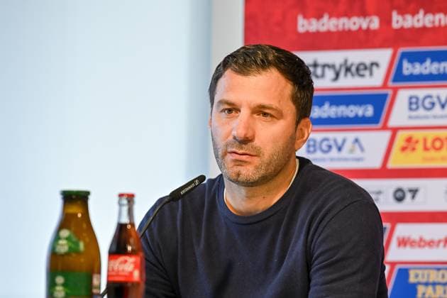 Edmond Kapllani (SC Freiburg Frauen, Trainer) bei der Pressekonfernez nach dem Spiel. GER, SC Freiburg - Eintracht Frankfurt, Frauen-Fussball, Google Pixel Frauen-Bundesliga, 6. Spieltag, Saison 2025 2026, 12.10.2025 DFB REGULATIONS PROHIBIT ANY USE OF PHOTOGRAPHS AS IMAGE SEQUENCES AND OR QUASI-VIDEO GER, SC Freiburg - Eintracht Frankfurt, Frauen-Fussball, Google Pixel Frauen-Bundesliga, 6. Spieltag, Saison 2025 2026, 12.10.2025 Freiburg Copyright: xEibner-Pressefoto ThomasxHessx EP_THS
