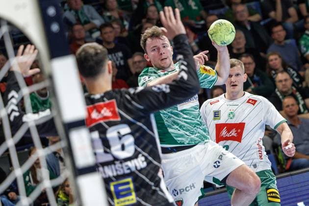 Berlin, 12.10.25, Handball: Bundesliga, Fuechse Berlin - GWD Minden, 8. Spieltag, Max-Schmeling-Halle. Hakun West av Teigum (Fuechse Berlin) wirft den Ball auf das Tor. Fuechse Berlin - GWD Minden