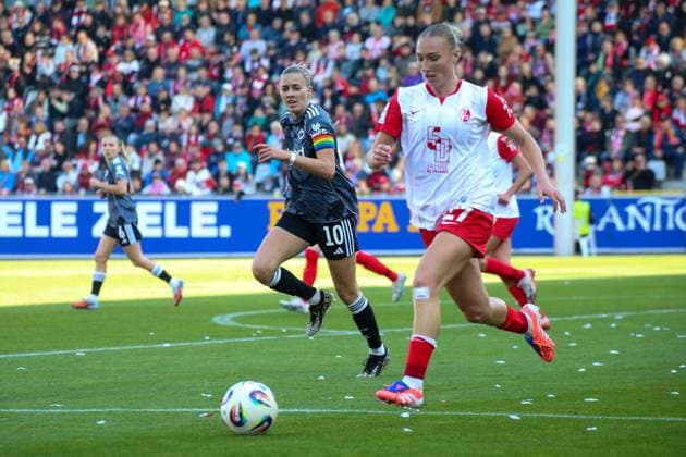 12.10.2025, xgrfx, Fussball Google Pixel Frauen-Bundesliga, SC Freiburg - Eintracht Frankfurt v.l. Laura Freigang (Eintracht Frankfurt), Sophie Nachtigall (SC Freiburg) (DFL DFB REGULATIONS PROHIBIT ANY USE OF PHOTOGRAPHS as IMAGE SEQUENCES and or QUASI-VIDEO) Freiburg