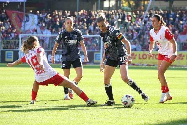 12.10.2025, xgrfx, Fussball Google Pixel Frauen-Bundesliga, SC Freiburg - Eintracht Frankfurt v.l. Nia Szenk (SC Freiburg), Laura Freigang (Eintracht Frankfurt), Leela Egli (SC Freiburg) (DFL DFB REGULATIONS PROHIBIT ANY USE OF PHOTOGRAPHS as IMAGE SEQUENCES and or QUASI-VIDEO) Freiburg