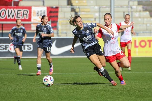 12.10.2025, xgrfx, Fussball Google Pixel Frauen-Bundesliga, SC Freiburg - Eintracht Frankfurt v.l. Nadine Riesen (Eintracht Frankfurt), Sophie Nachtigall (SC Freiburg) (DFL DFB REGULATIONS PROHIBIT ANY USE OF PHOTOGRAPHS as IMAGE SEQUENCES and or QUASI-VIDEO) Freiburg