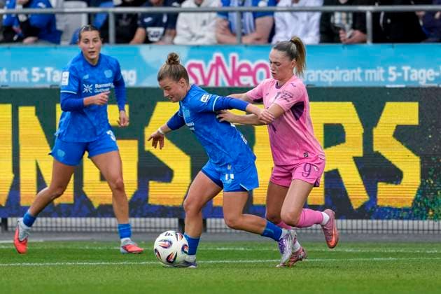 v.li.: Kristin Kögel (B04, 11), Jill Janssens (TSG, 9), Zweikampf, Spielszene, Duell, duel, tackle, tackling, Dynamik, Action, Aktion, 12.10.2025, Sinsheim (Hoffenheim) (Deutschland), Fussball, Google Pixel Frauen-Bundesliga, TSG 1899 Hoffenheim - Bayer 04 Leverkusen, DFB DFL REGULATIONS PROHIBIT ANY USE OF PHOTOGRAPHS AS IMAGE SEQUENCES AND OR QUASI-VIDEO.