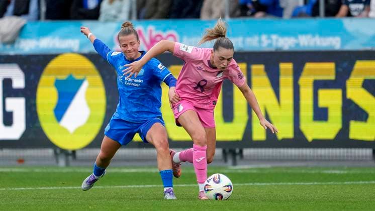 v.li.: Kristin Kögel (B04, 11), Jill Janssens (TSG, 9), Zweikampf, Spielszene, Duell, duel, tackle, tackling, Dynamik, Action, Aktion, 12.10.2025, Sinsheim (Hoffenheim) (Deutschland), Fussball, Google Pixel Frauen-Bundesliga, TSG 1899 Hoffenheim - Bayer 04 Leverkusen, DFB DFL REGULATIONS PROHIBIT ANY USE OF PHOTOGRAPHS AS IMAGE SEQUENCES AND OR QUASI-VIDEO.