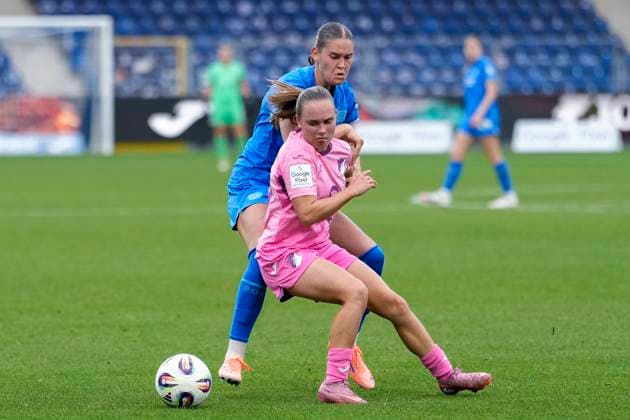 v.li.: Valentina Mädl (B04, 17), Marie Steiner (TSG, 19), Zweikampf, Spielszene, Duell, duel, tackle, tackling, Dynamik, Action, Aktion, 12.10.2025, Sinsheim (Hoffenheim) (Deutschland), Fussball, Google Pixel Frauen-Bundesliga, TSG 1899 Hoffenheim - Bayer 04 Leverkusen, DFB DFL REGULATIONS PROHIBIT ANY USE OF PHOTOGRAPHS AS IMAGE SEQUENCES AND OR QUASI-VIDEO.