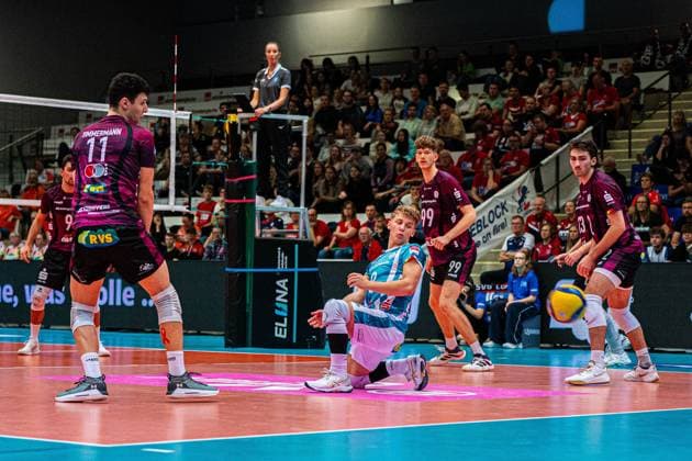 Volleyball I Herren I Saison 2025 2026 I Volleyball Bundesliga Ligacup I SWD powervolleys Düren - Energiequelle Netzhoppers KW I 12.10.2025 Tim Türpe (8, Energiequelle Netzhoppers KW) weicht dem Ball aus Copyright: xLobeca Bjorn-OlexKehmx