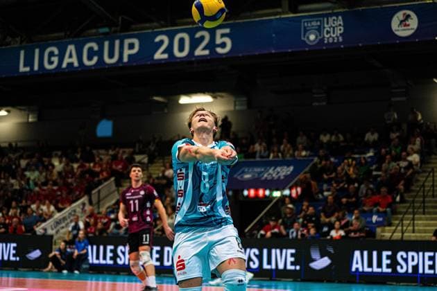 Volleyball I Herren I Saison 2025 2026 I Volleyball Bundesliga Ligacup I SWD powervolleys Düren - Energiequelle Netzhoppers KW I 12.10.2025 Tim Türpe (8, Energiequelle Netzhoppers KW) Einzelbild, im Zuspiel Copyright: xLobeca Bjorn-OlexKehmx